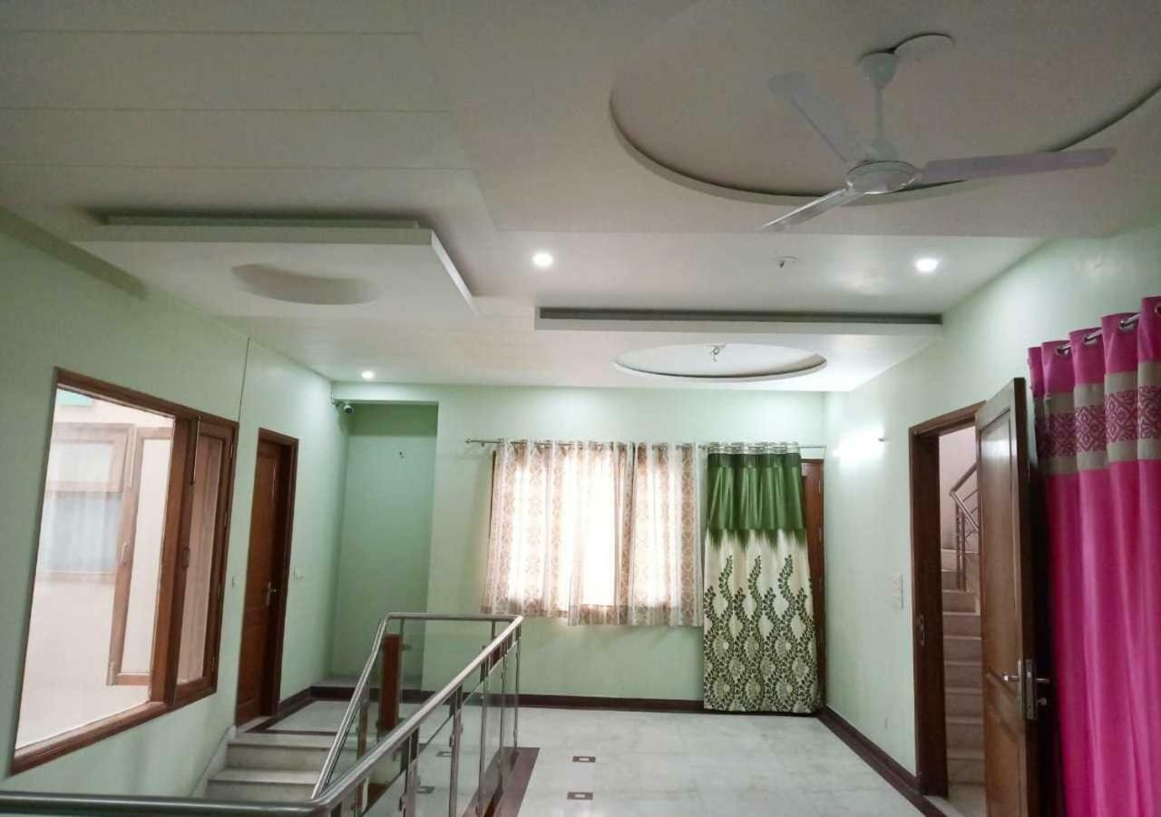 J P Residency Hotel Greater Noida Eksteriør billede
