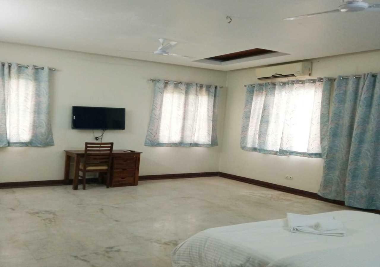 J P Residency Hotel Greater Noida Eksteriør billede