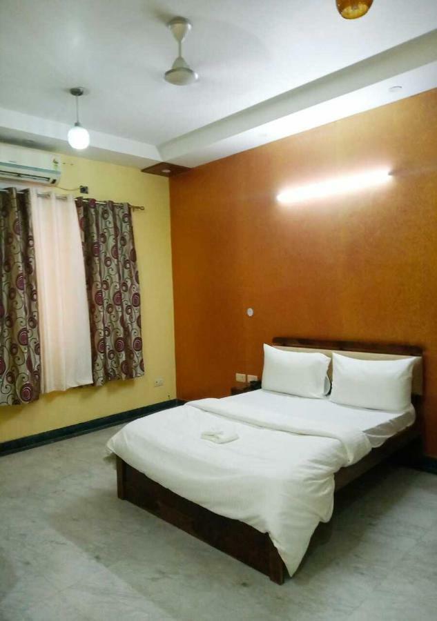 J P Residency Hotel Greater Noida Eksteriør billede