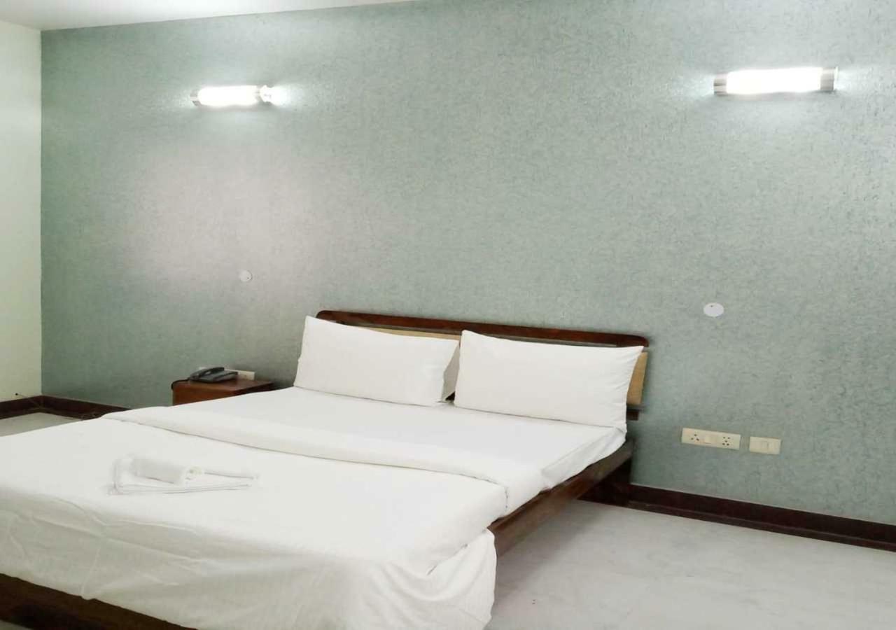 J P Residency Hotel Greater Noida Eksteriør billede