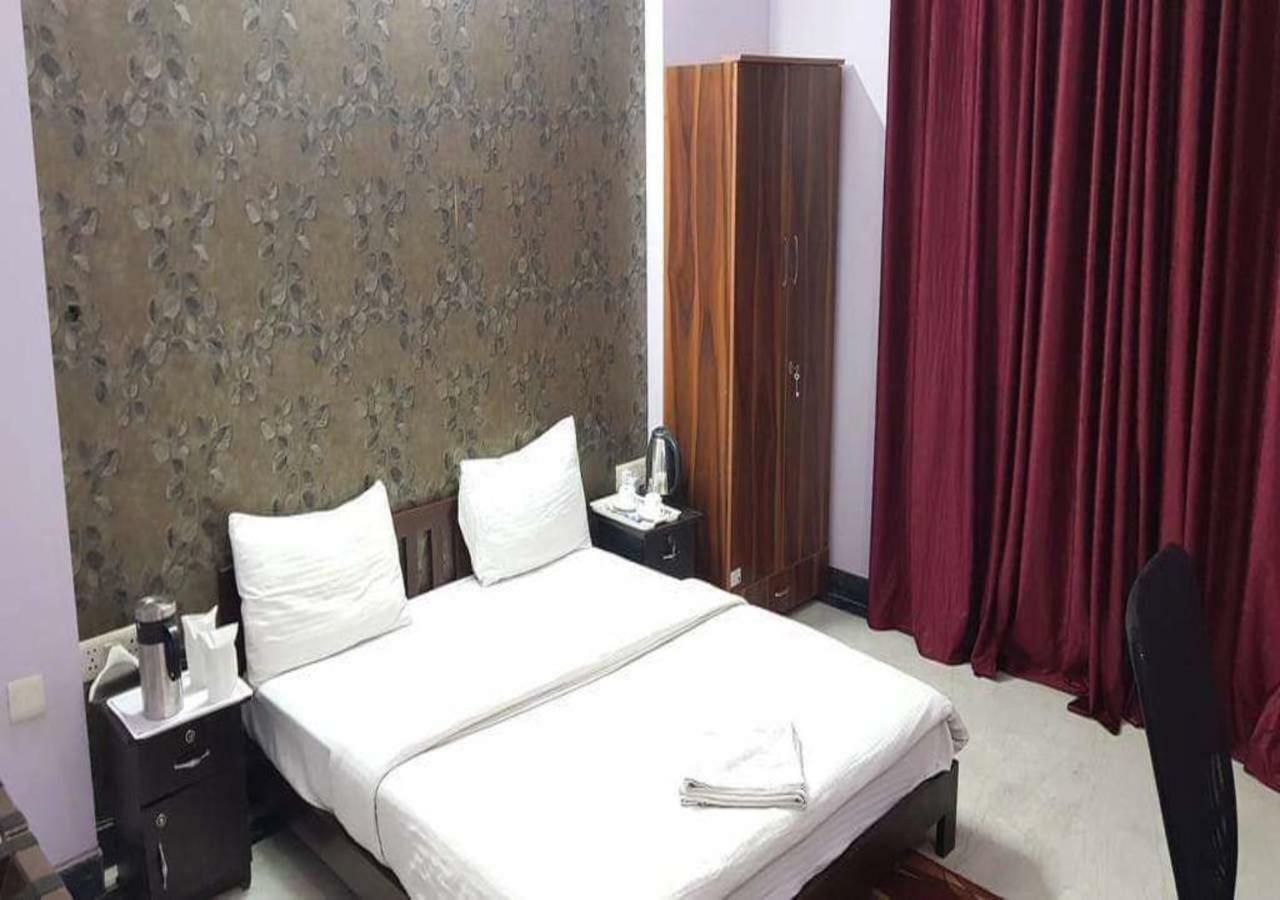 J P Residency Hotel Greater Noida Eksteriør billede