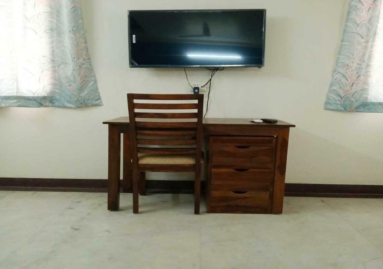 J P Residency Hotel Greater Noida Eksteriør billede