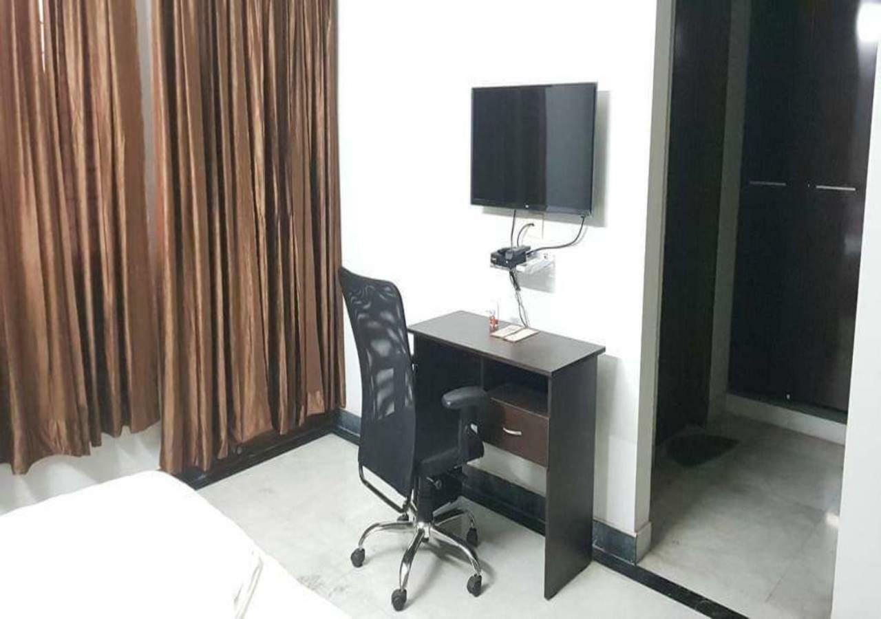 J P Residency Hotel Greater Noida Eksteriør billede