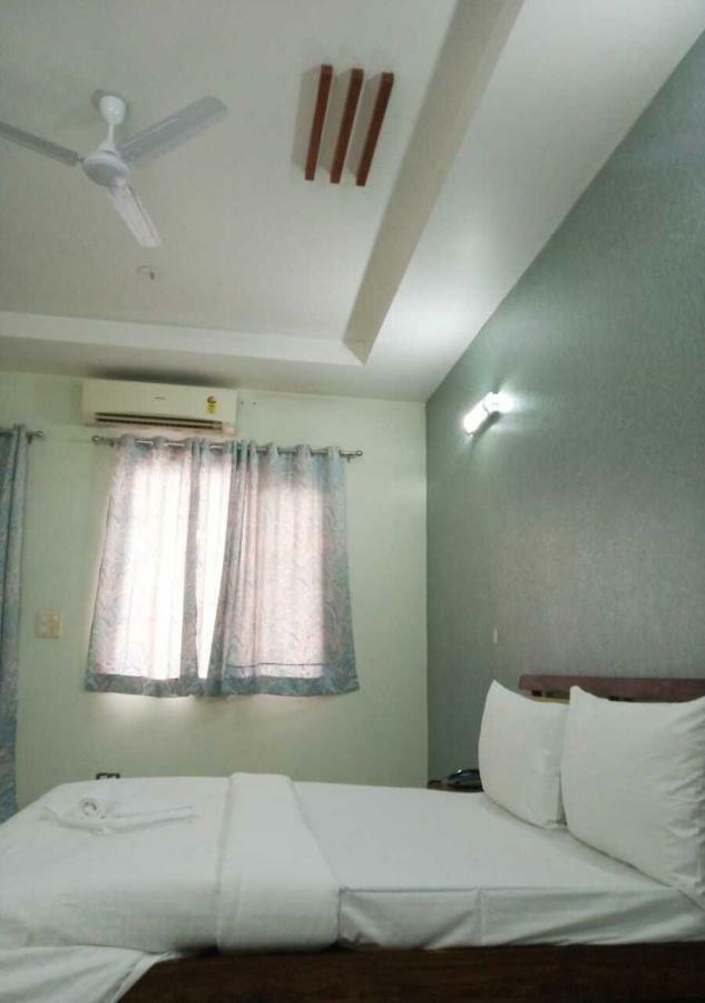 J P Residency Hotel Greater Noida Eksteriør billede